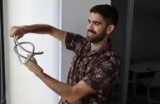 Dancing to invisible choreography, quantum computers can balance the noise