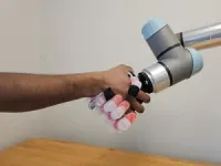 Feeling is believing: Bionic hand “knows” what it’s touching, grasps like a human 2