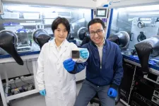 HKUST engineering researchers enhance perovskite solar cells durability with first-of-its-kind chiral-structured “springy” interface