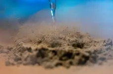 Liquid nitrogen spray could clean up stubborn moon dust