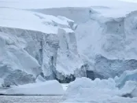 Scientists track rapid retreat of Antarctic glacier 2