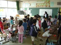 Why do Japanese teachers seem unready to teach critical thinking in classrooms?